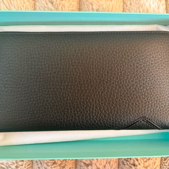 Brand New Return to Tiffany, Tiffany & Co. Zip Wallet - Picture 3 of 7